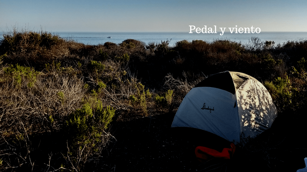 Slumberjack colocada en un risco en la costa de California