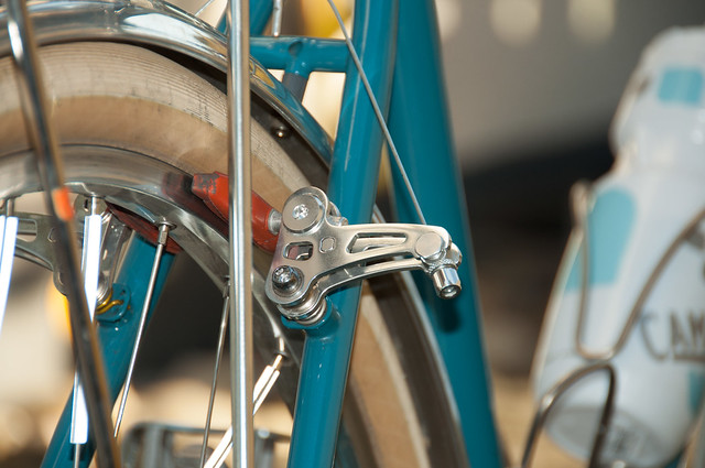 Las salpicaderas cromadas, llantas anchas y cuadros de acero son una combinación perfecta para usar frenos cantilever.