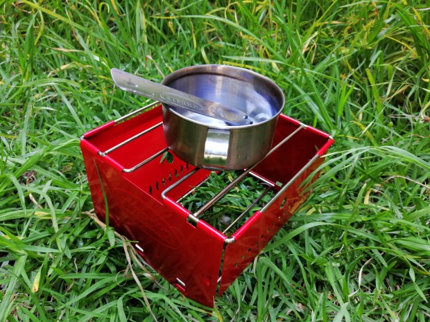 Puedes colocar una lata de alcohol sólido o un mechero de gas butano o propano para calentar o cocinar alimentos.