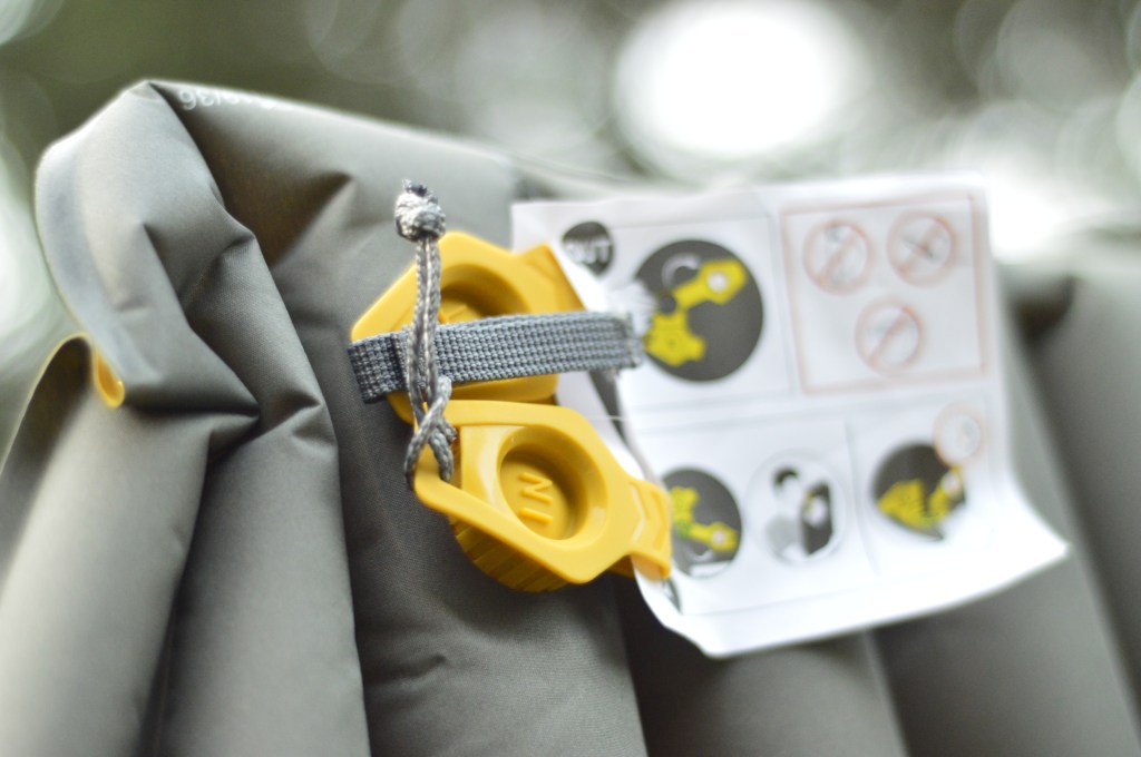 Dos válvulas, una para entrada y otra para salida de aire