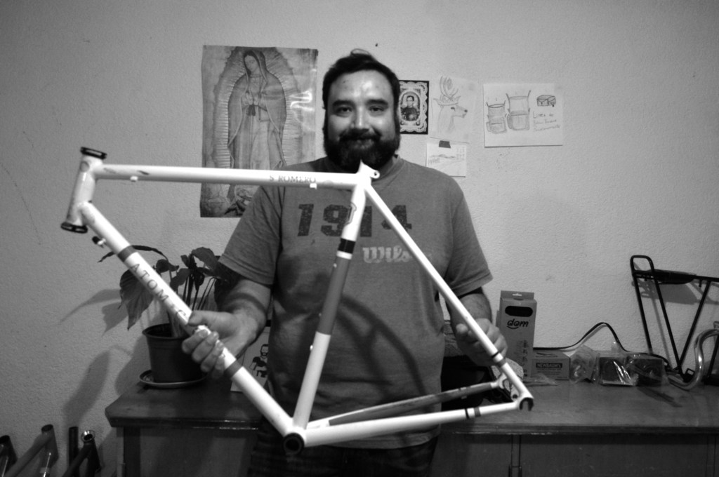 Wladimir, el chileno que construye bicicletas a mano en México.