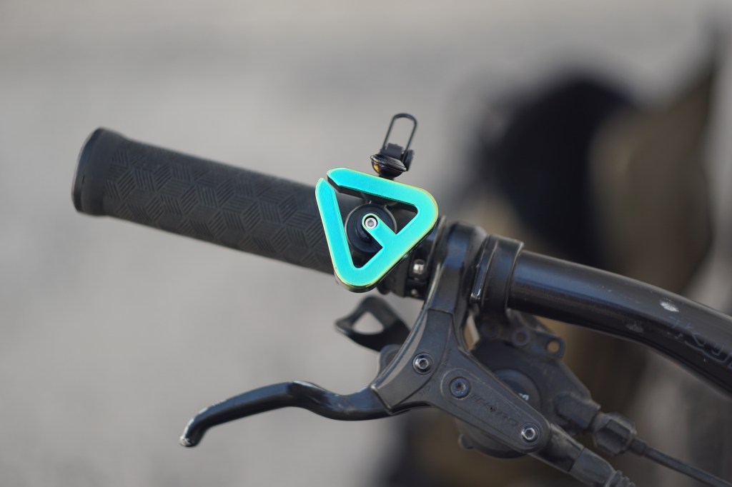 Timbre triangular Benotto, un bonito accesorio para tu&nbsp;bicicleta.